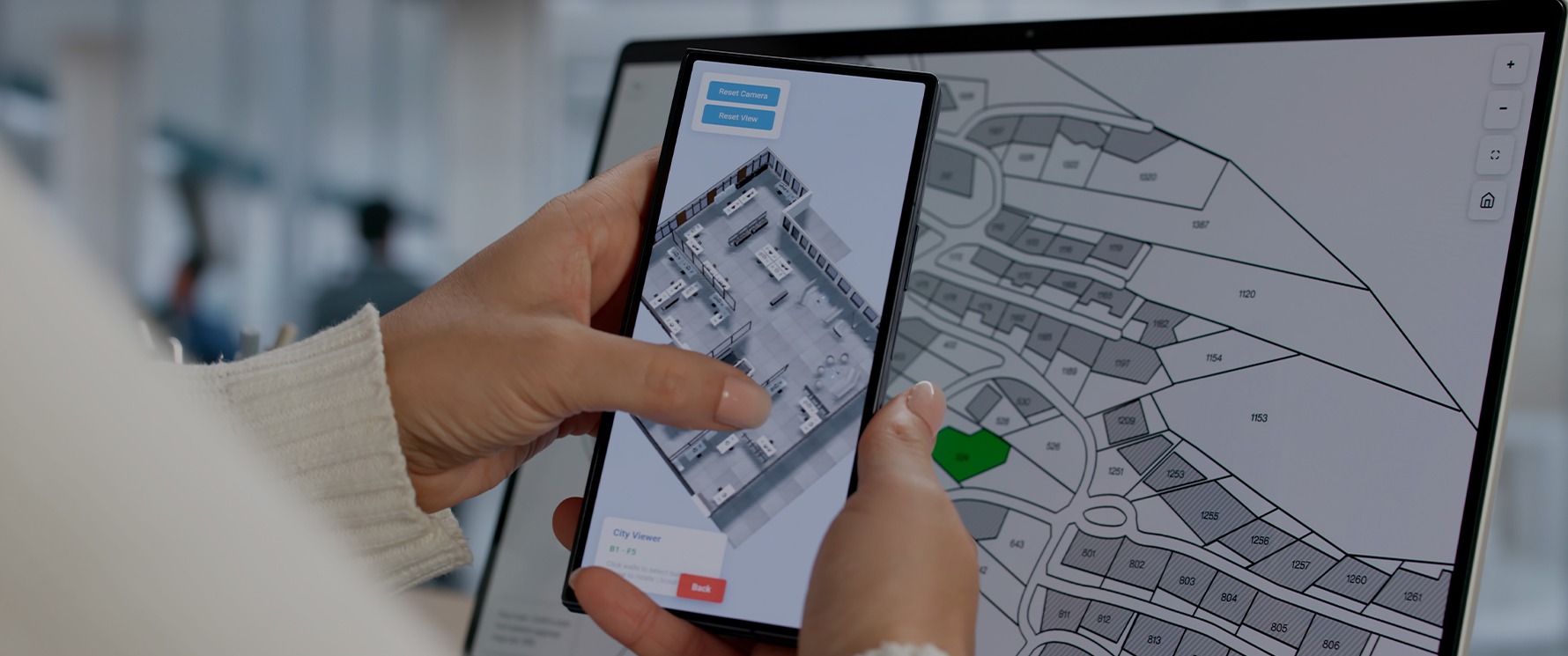 Digitaler, bemaßter Grundriss einer Wohnung auf einem Tablet