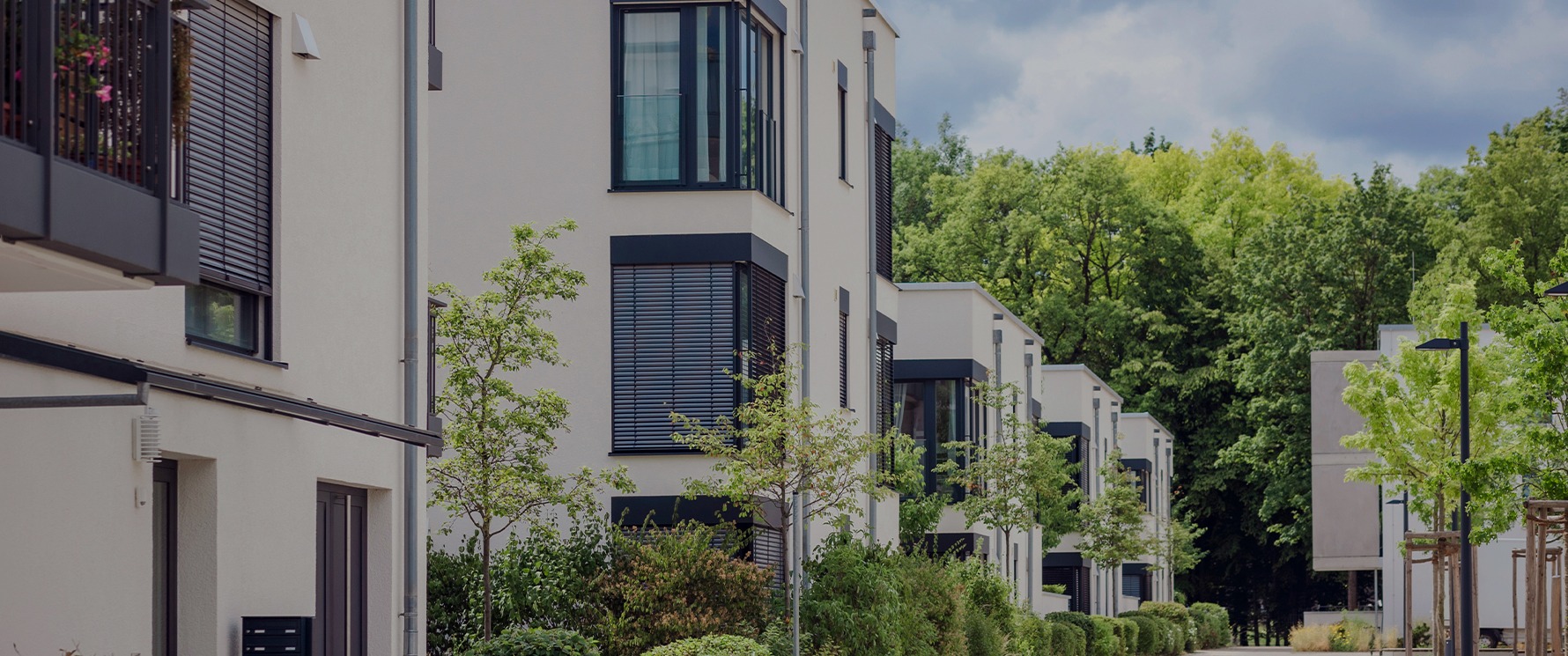 Fassade einer Bestandsimmobilie während der energetischen Modernisierung